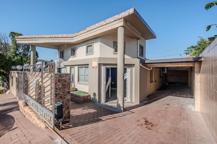 Woodview House For Sale: 3 beds, pool, entertainment area, air conditioning.