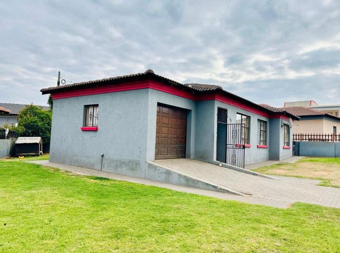 3-Bedroom House For Sale in Witbank Ext 41 with spacious backyard and nearby amenities.