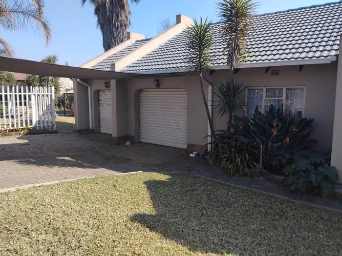 Blancheville House For Sale: 3 bedrooms, pool, garden, double garage, spacious yard.