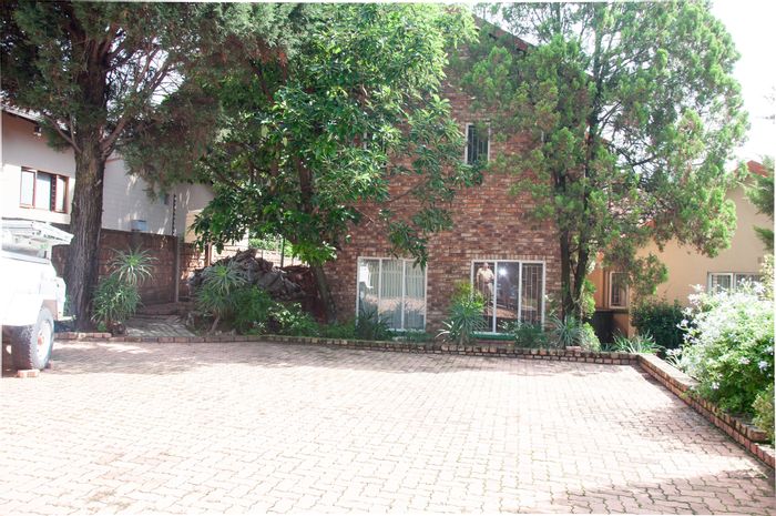 Paulshof Apartment To Rent: Spacious double-storey, pet-friendly, secure parking, versatile layout.