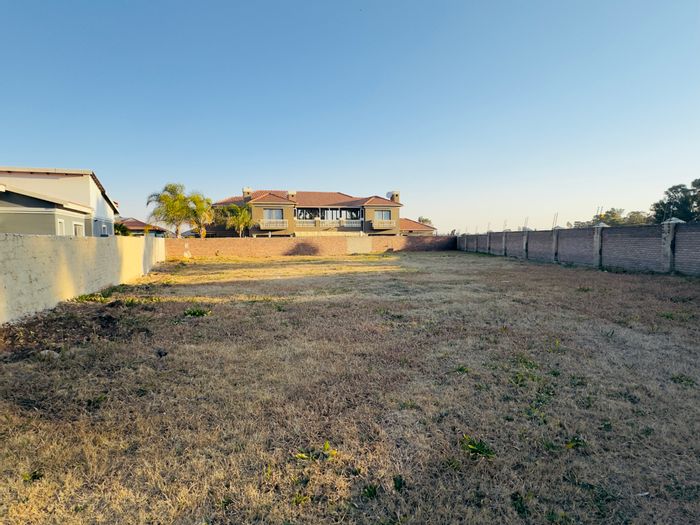 Vacant Land Residential in Helderwyk for Sale: 949m², security, schools, clubhouse amenities.
