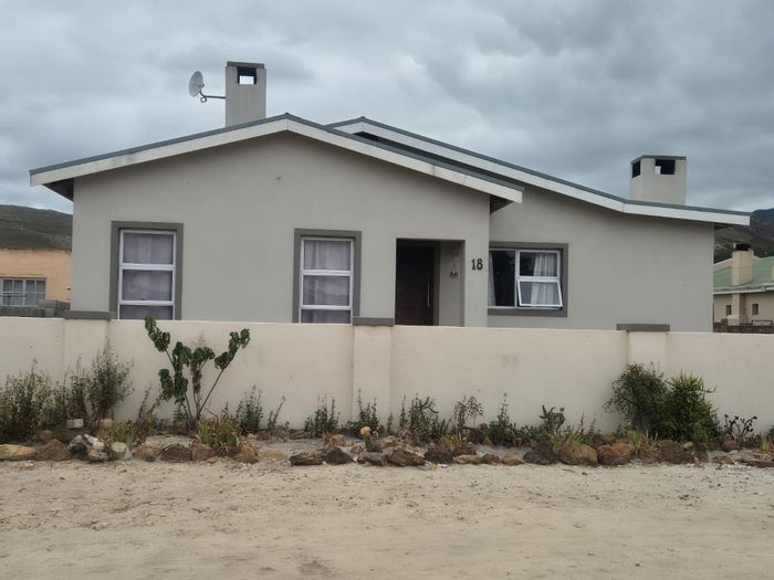 House for Sale in Bot River Central: 3 beds, patio, braai, fenced yard.