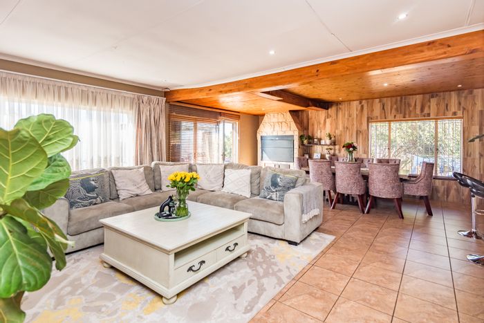 Roodekrans House For Sale: 5 bedrooms, 2 flatlets, secure parking, private garden.