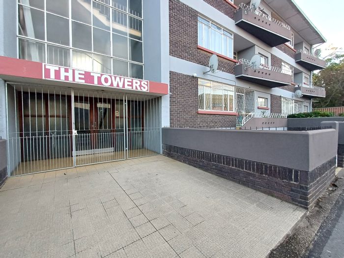 2-Bedroom Flat for Sale in Uitenhage Central with garage and private balcony.