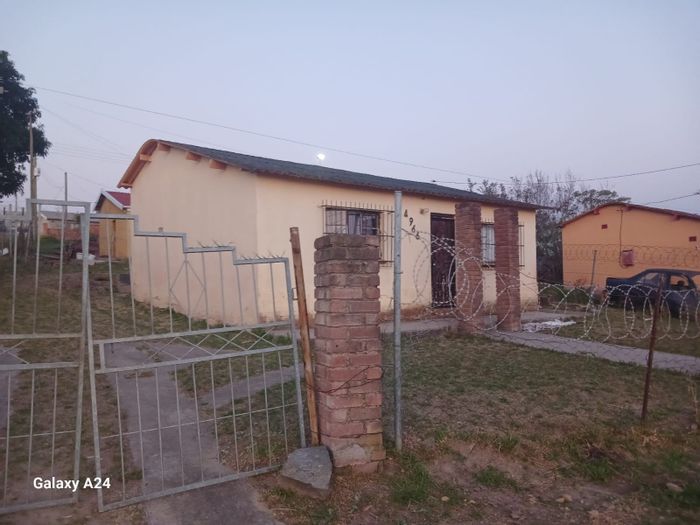 2 Bedroom House for Sale in Mdantsane with Spacious Yard and Parking.