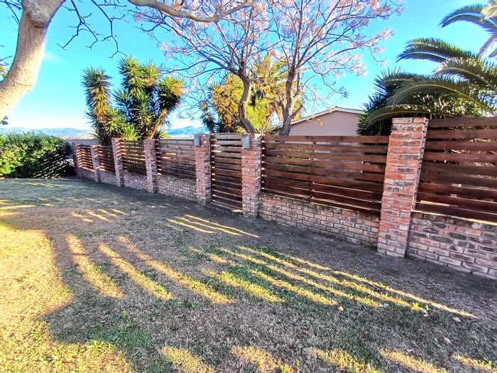 For Sale: House in Fairbridge Heights with pool, double garage, and entertainment area.