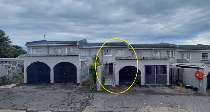 For Sale: Townhouse in Cambridge West with private patio, garage, and secure complex.