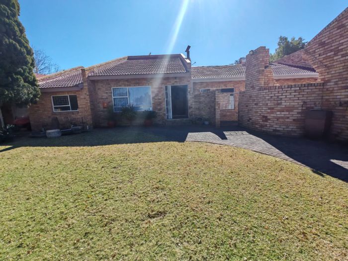 For Sale: House in Vaalpark with 4 bedrooms, pool, lapa, and security features.