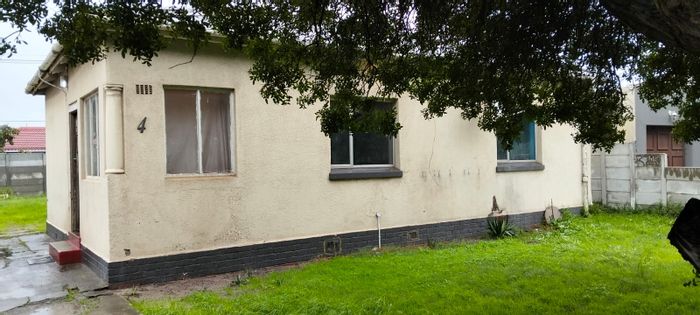 3-Bedroom House For Sale in Ruyterwacht with garden and pet-friendly space.