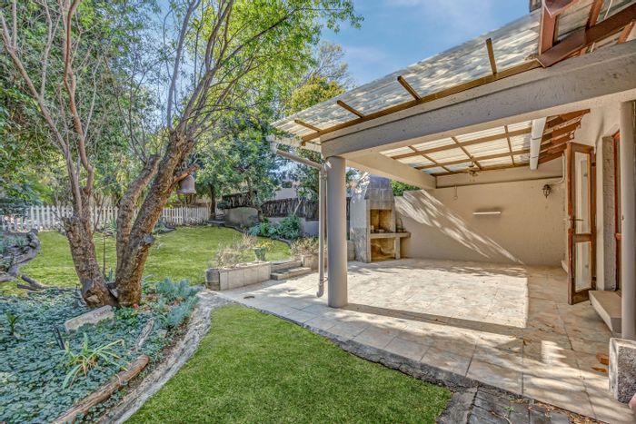 For Sale: Townhouse in Craigavon with 2 beds, garden, and 24-hour security.