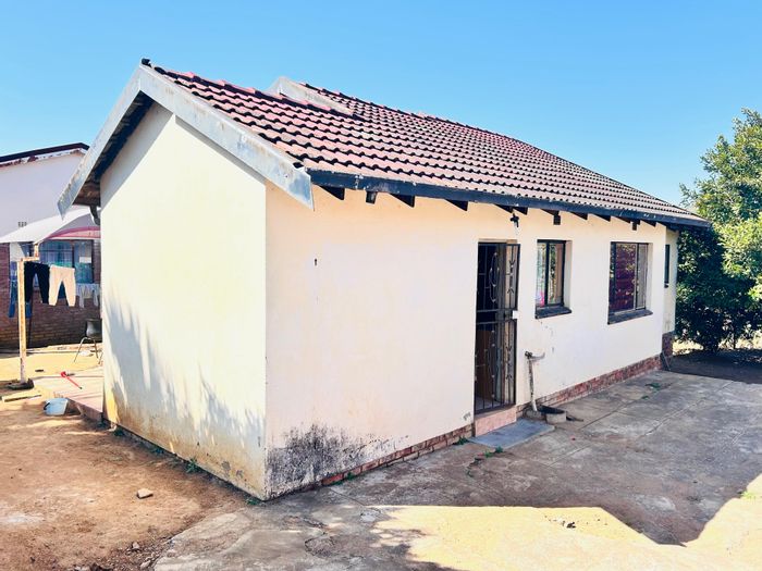 Three-bedroom house in Elim for sale, near school and essential amenities.