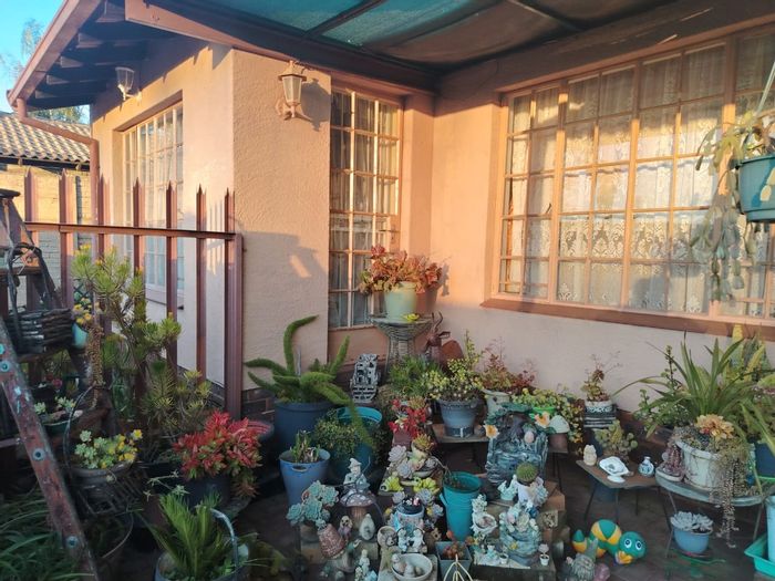 Huntingdon House For Sale: 3 Bedrooms, Garage, Open-Plan Living, Storage Space.