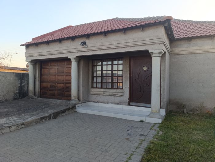 3-bedroom house in Klarinet for sale with private yard and pet-friendly space.