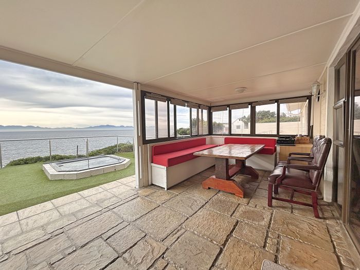 Ocean views, jacuzzi, garden, 3 bedrooms - House For Sale in Murdock Valley.