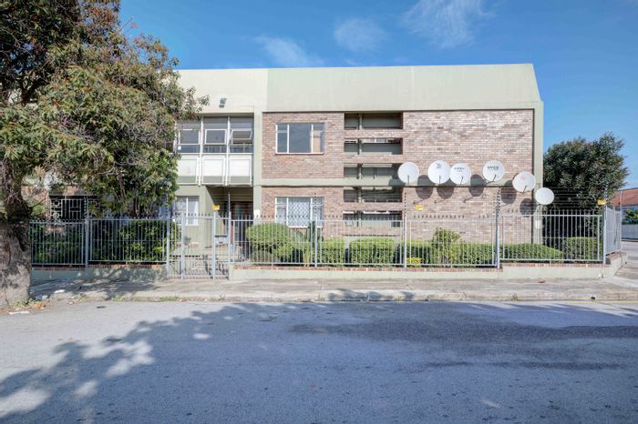 3-Bedroom Apartment For Sale in Richmond Hill with Ocean View and Carport.