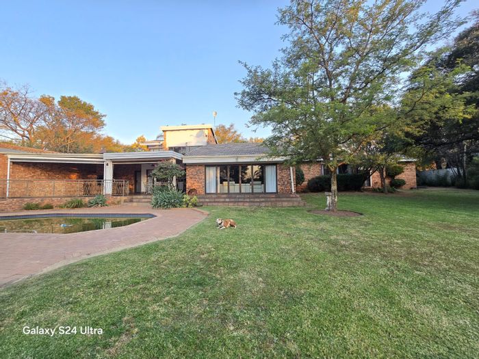 Reyno Ridge House To Rent: 4 bedrooms, pool, entertainment area, and spacious garages.