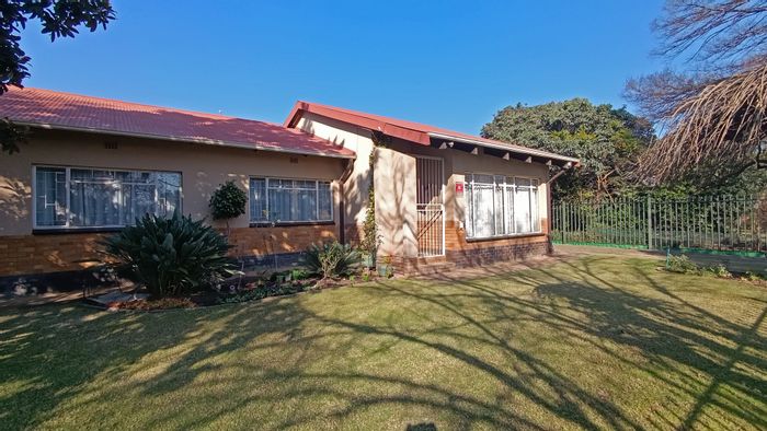 Queenswood House For Sale: 4 Bedrooms, Pool, Borehole, Double Garage, Spacious Living.