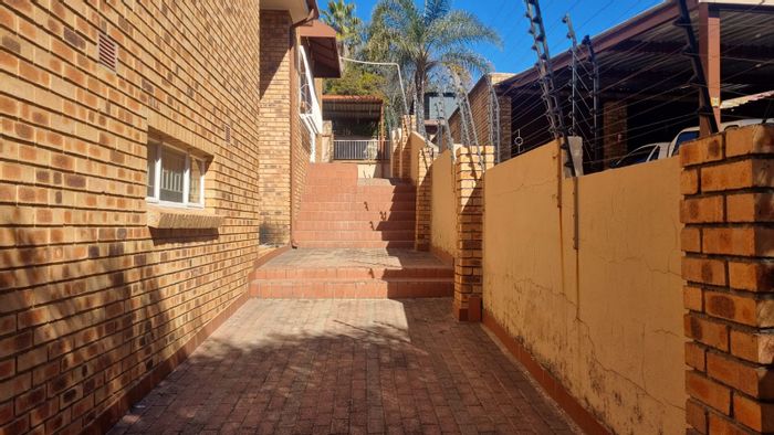 5-Bedroom House To Rent in Die Heuwel with pool, entertainment area, and ample parking.