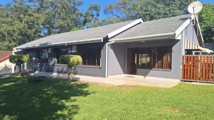 Amanzimtoti House For Sale: 4 Bedrooms, pool, jungle gym, ample parking.