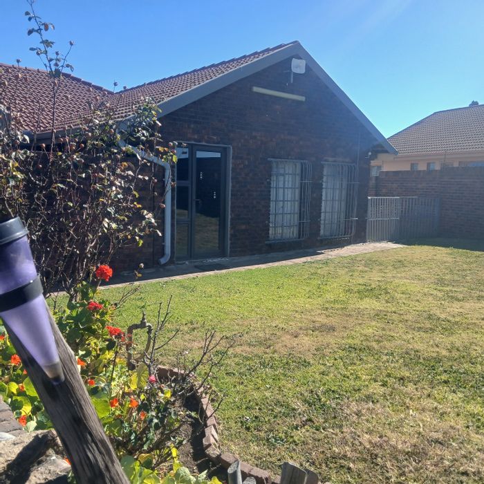 For Sale: Spacious 3-bedroom house in Leslie Central with expansive garden and garage.