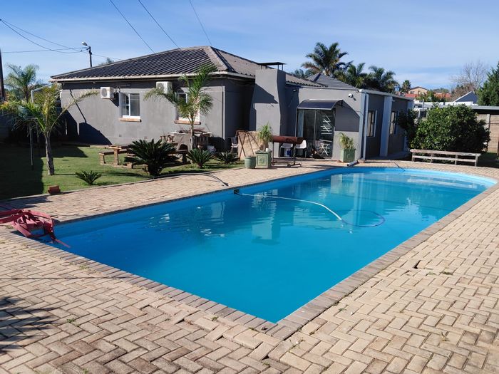 Manor Heights House For Sale: Pool, flatlet, security features, spacious entertainment areas.