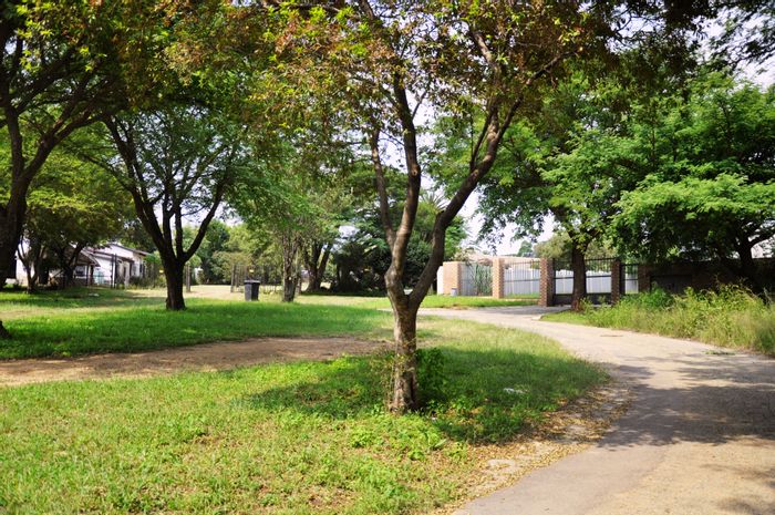 Vacant Land Residential in Austin View, For Sale: 14,580m² with utilities ready.