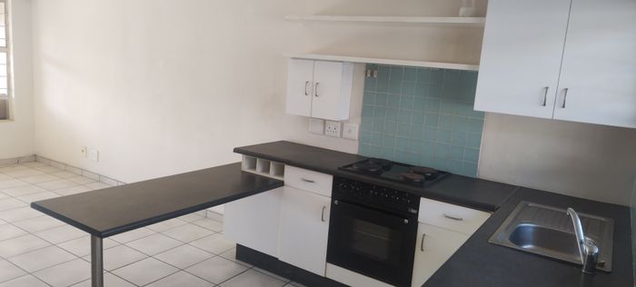 Flat To Rent in Brenthurst: Secure complex, open-plan living, built-in braai.