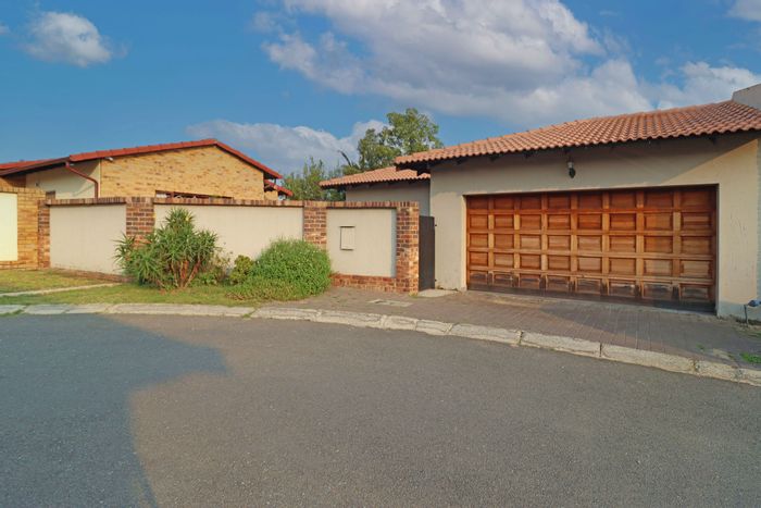 For Sale: House in Vorna Valley with 3 bedrooms, garden, and double garage.