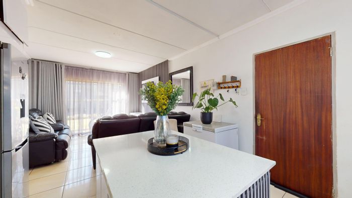 Kleinfontein Apartment For Sale: 2 Bedrooms, pool, secure complex, close to amenities.