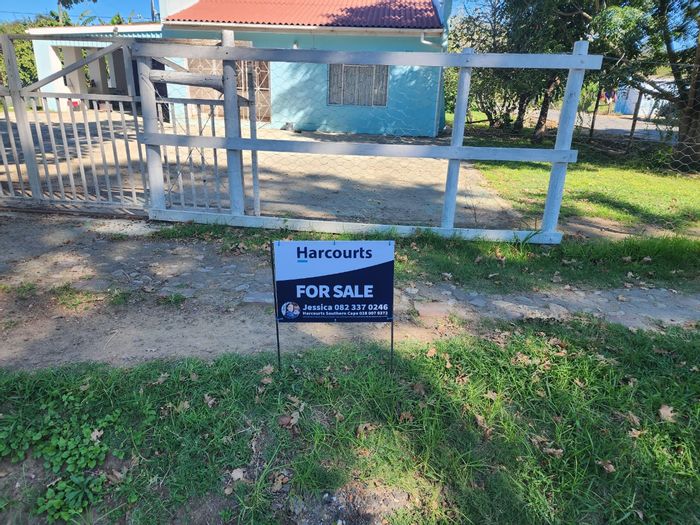 For Sale: House in Suurbraak with 2 bedrooms, development potential, and mountain views.