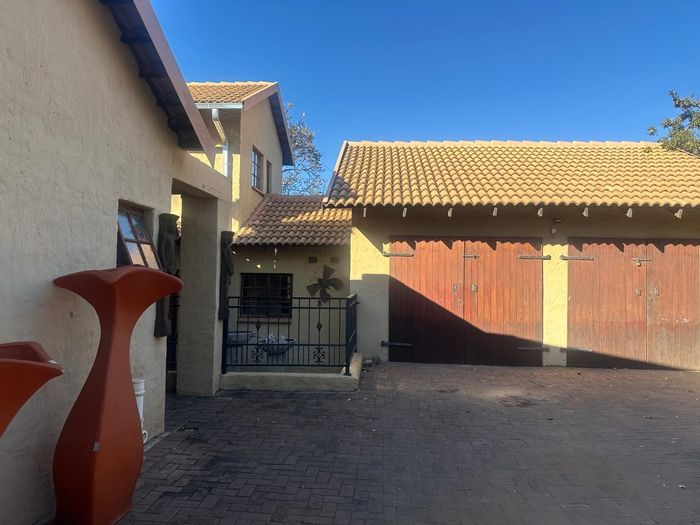 House to Rent in Cashan: 4 bedrooms, spacious yard, secure parking, ideal location.