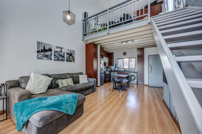 Broadacres Apartment For Sale: 2 beds, pet-friendly, clubhouse, pool, and balcony views.