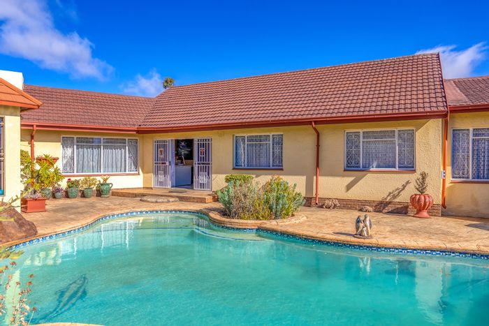 Lindhaven House For Sale: 3 Bedrooms, Pool, Sauna, Office, Auction Starts R1 050 000.