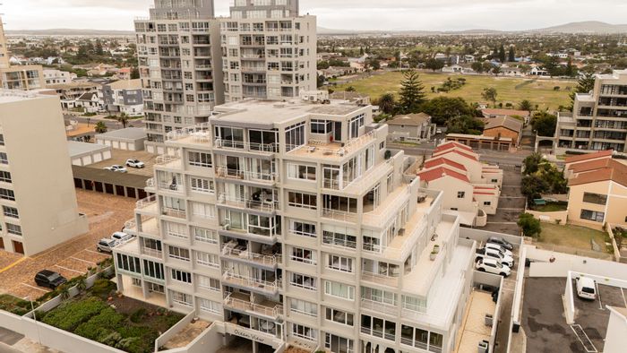 Beachfront Penthouse For Sale: 3 Bedrooms, Gourmet Kitchen, Panoramic Ocean Views.
