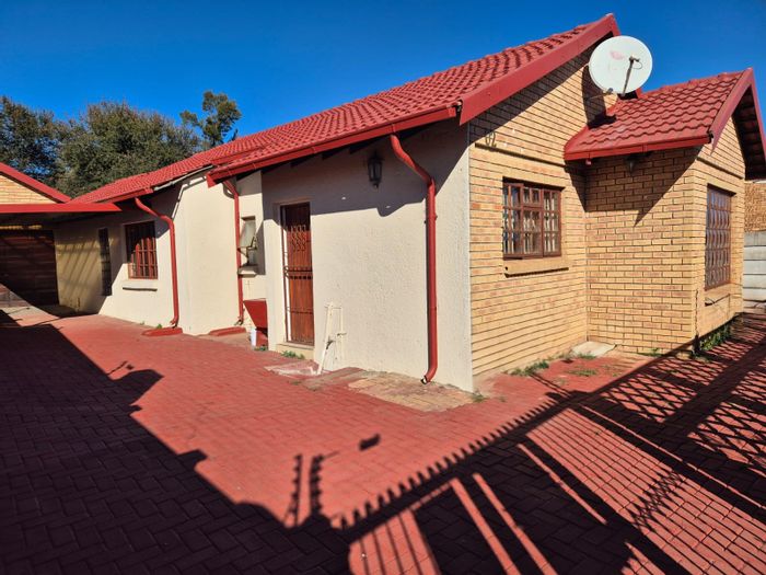 Ivy Park House For Sale: 3 beds, secure yard, close to amenities.