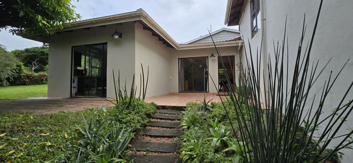 Zinkwazi Beach House For Sale: 5 bedrooms, pool, flatlet, solar power, security features.