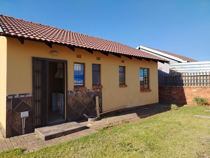 3-Bedroom House To Rent in Brakpan North with covered parking and convenient amenities.