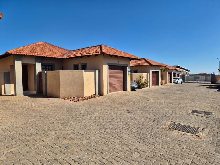 Bendor Townhouse For Sale: 3 Bedrooms, secure garage, close to amenities.