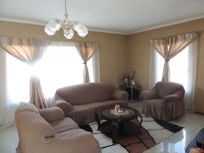 South Hills House For Sale: 3 bedrooms, large living areas, renovation potential.