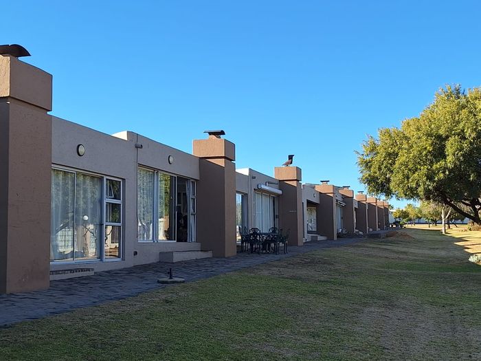 Vaal Marina Central Apartment For Sale: 2 Bedrooms, Waterfront Access, Boat Locker.