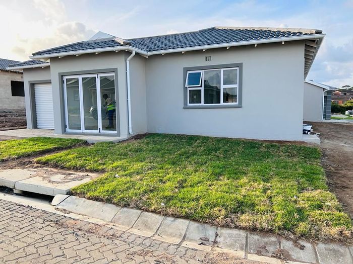 Gonubie House For Sale: 3 beds, 2 baths, secure estate, near beach.