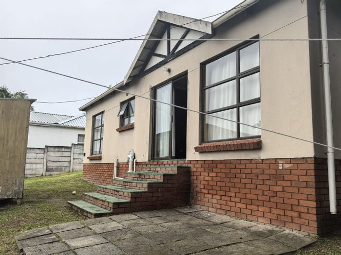 3-bedroom house for sale in Southernwood, close to amenities and spacious plot.