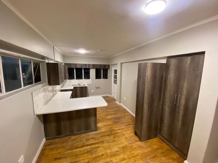 Flat For Sale in Queenstown Central: 2 Bedrooms, secure complex, close to amenities.