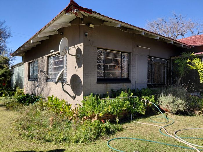 For Sale: House in Vredefort Central with flatlet, entertainment area, and study.