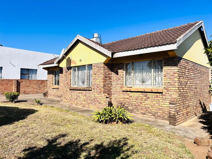 For Sale: 3-bedroom house in Louis Trichardt Central with double garage and security.