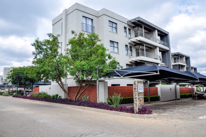 Kyalami AH Apartment For Sale: 2 beds, pool, gym, balcony, secure parking.