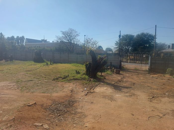 Simmerfield Small Holding To Rent: 4-bed house, flatlet, garage, spacious land.