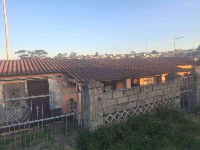 5-bedroom house for sale in Gompo Town, featuring 2 bathrooms and ample space.