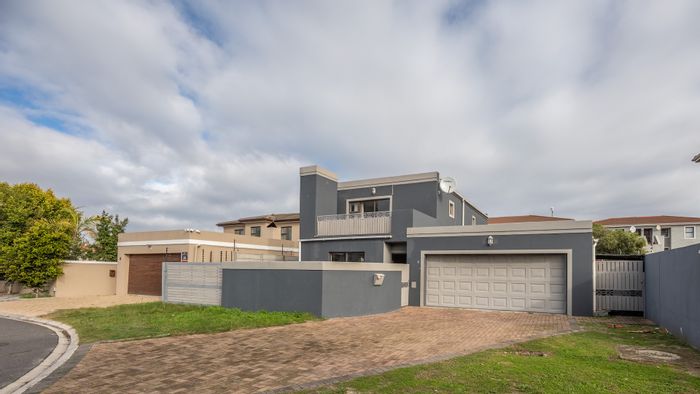 For Sale: House in Parklands with pool, braai area, and ample parking.