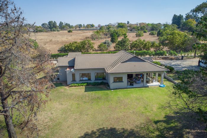Farmall AH House For Sale: Spacious 2-acre plot, stables, and staff room.